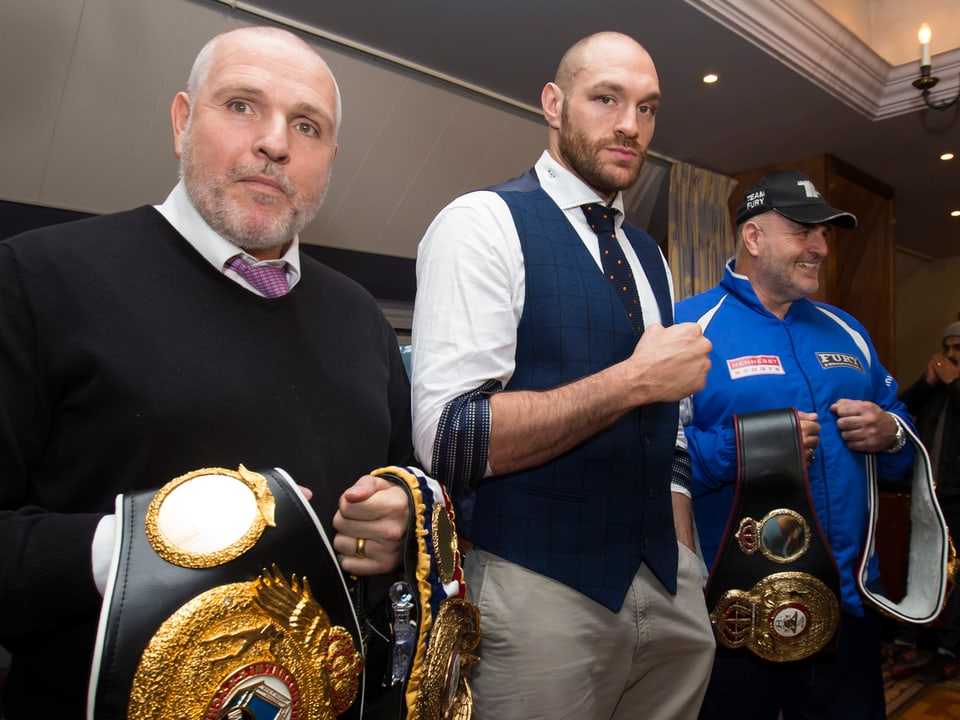 Onkel und Coach Peter und Vater John flankieren Tyson Fury.