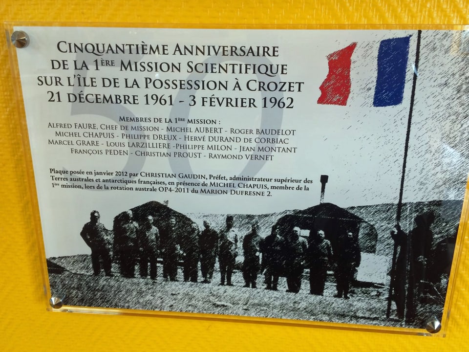Gedenktafel der ersten französischen Forschungsexpedition von 1961 und 1962.