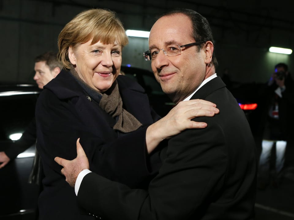Frankreichs Präsident Hollande und Bundeskanzlerin Merkel umarmen sich bei der Begrüssung 2013
