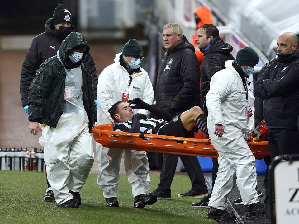 Fabian Schär musste verletzt vom Feld transportiert werden.