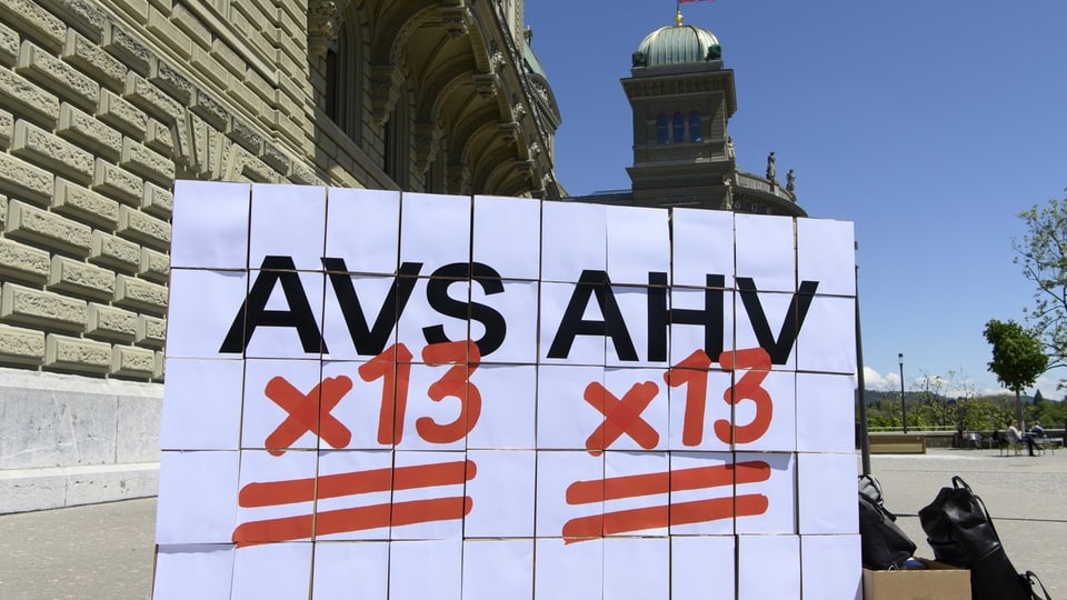 Plakate zur 13. AHV-Rente vor dem Bundeshaus in Bern