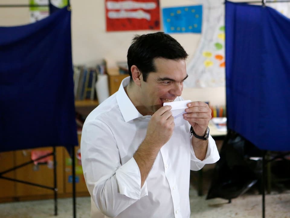 Tsipras klebt das Stimmcouvert im Stimmlokal zu. 