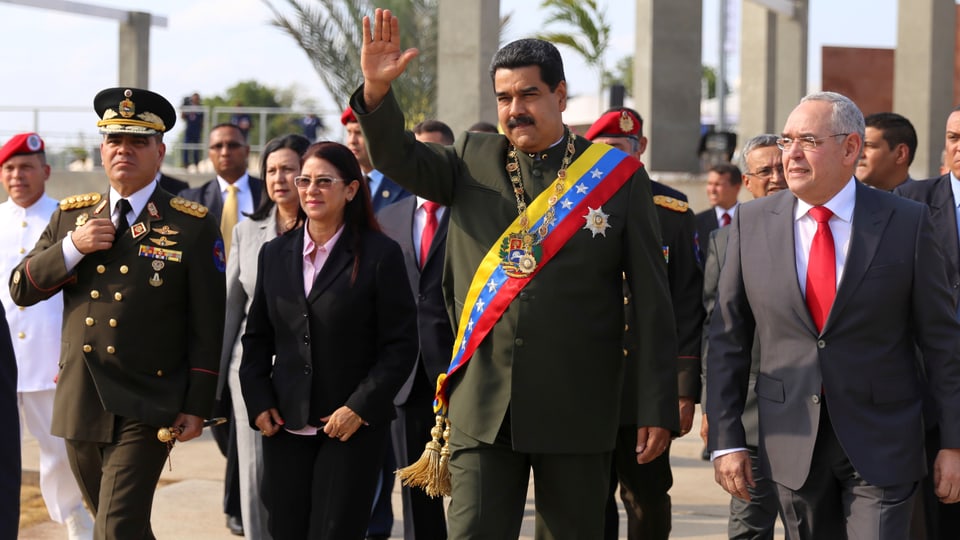 Nicolas Maduro wird von Frau und Ministern begleitet.