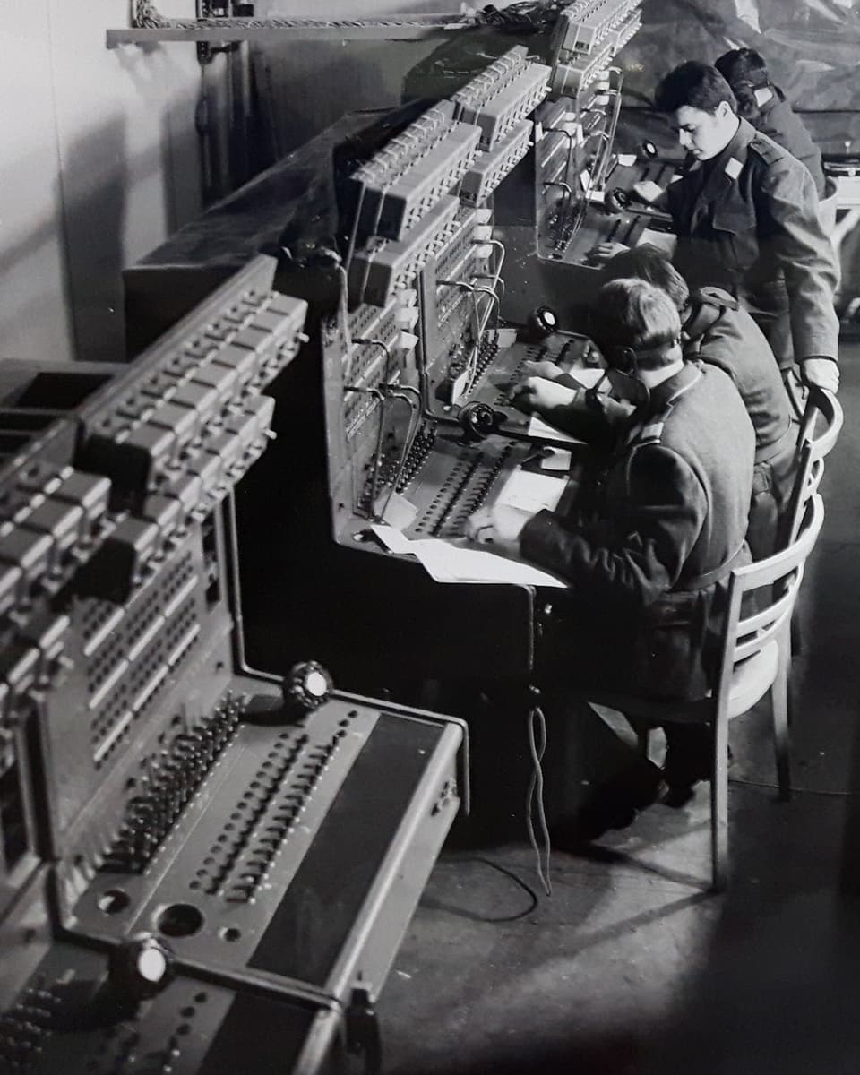 Schwarz-Weiss-Fotografie von einer alten Telefonzentrale.