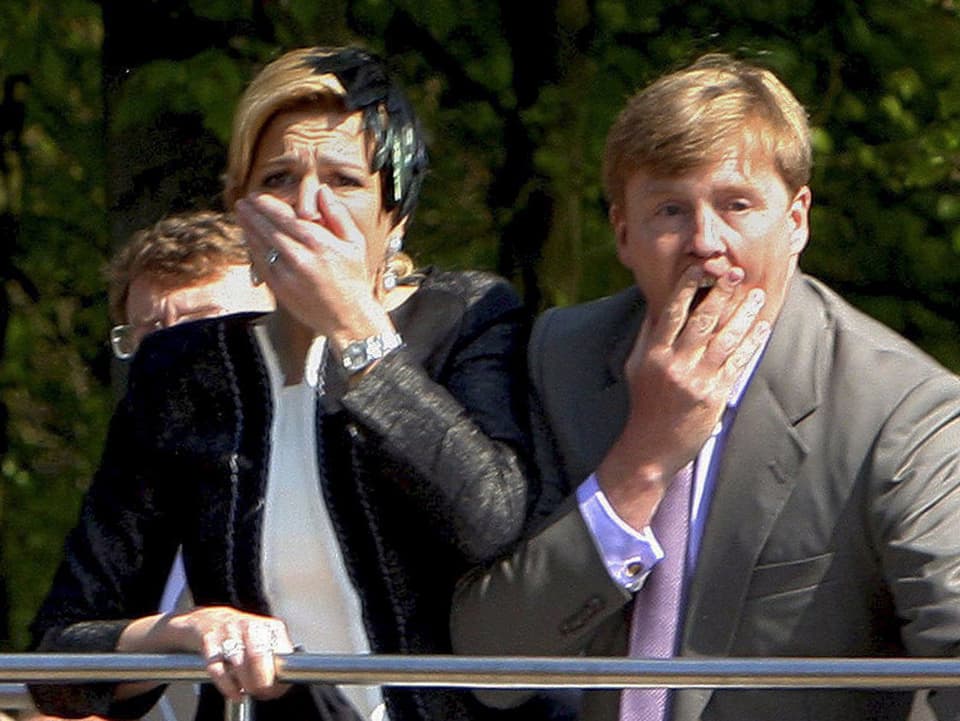 Willem Alexander und Frau halten sich entsetzt die Hände vor den Mund.