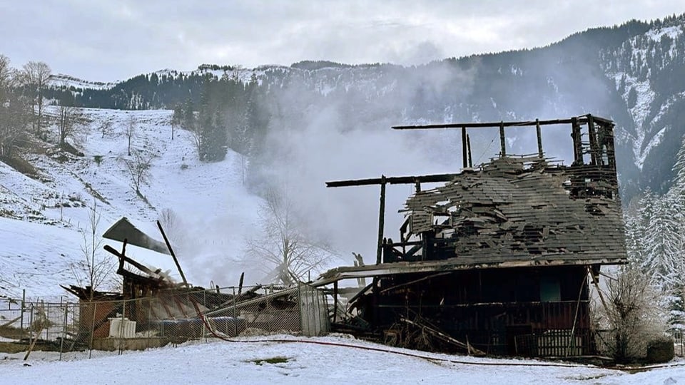 Eine fast komplett abgebranntes Haus in einer Schneelandschaft