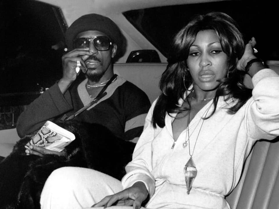 Ike und Tina Turner in einem Personenwagen