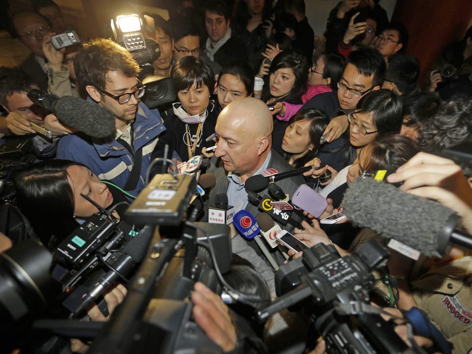 Hugh Dunleavy, der kaufmännische Leiter der Malaysian Airline, informiert die Medien in Peking. (reuters)
