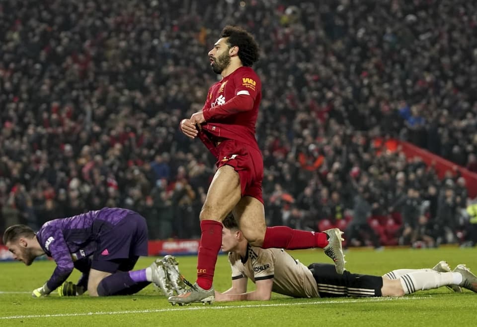 Salah zieht sein Trikot aus