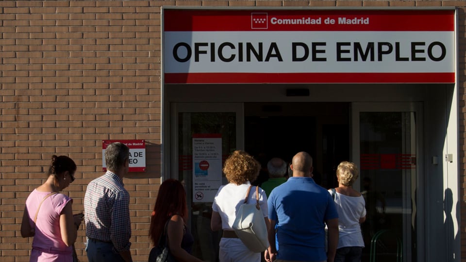 Eine Schlange bildet sich vor einem Arbeitslosenamt in Spanien