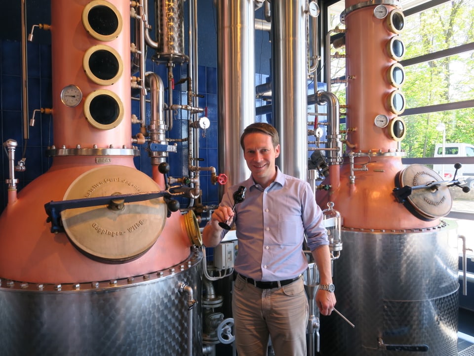 Geschäftsführer Gabriel Galliker in der Distillerie mit Schnapsglas in der Hand