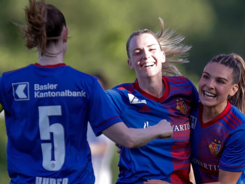 Die Baslerinnen Melanie Huber, Camille Surdez und Tyara Buser jubeln über ein Tor.