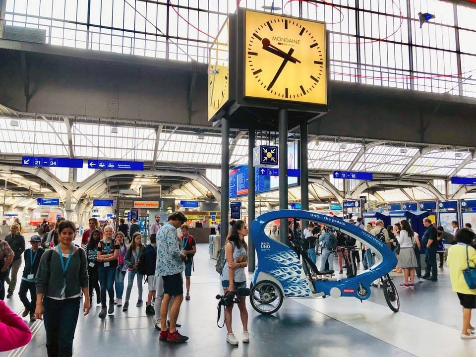 Rikscha steht mitten in der Bahnhofshalle.