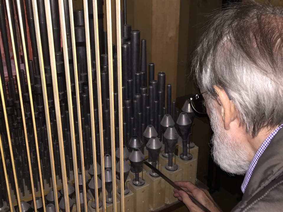Armin Hauser verstellt die Zunge einer Orgelpfeife im Brunstwerk.