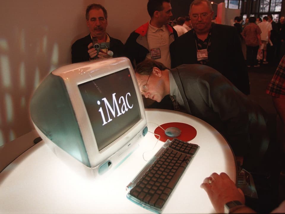 Der erste Apple iMac wird offiziell ausgestellt.