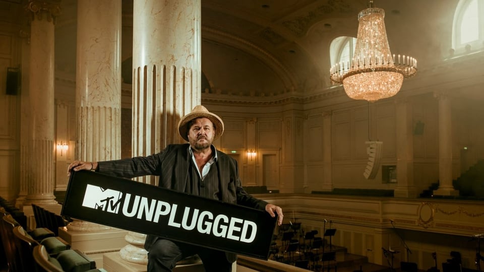 Büne Huber auf der Galerie des Casinos Bern mit einem «MTV Unplugged»-Schild in der Hand