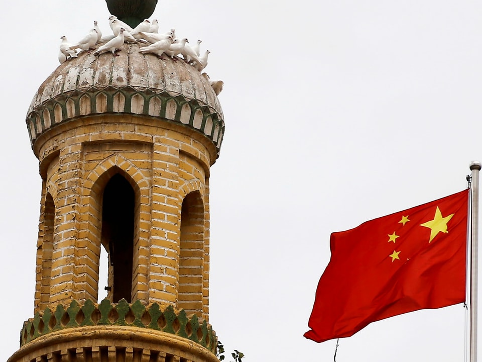 Chinesische Flagge vor dem Minarett der Id Kah-Moschee in Kaxgar, Xinjiang