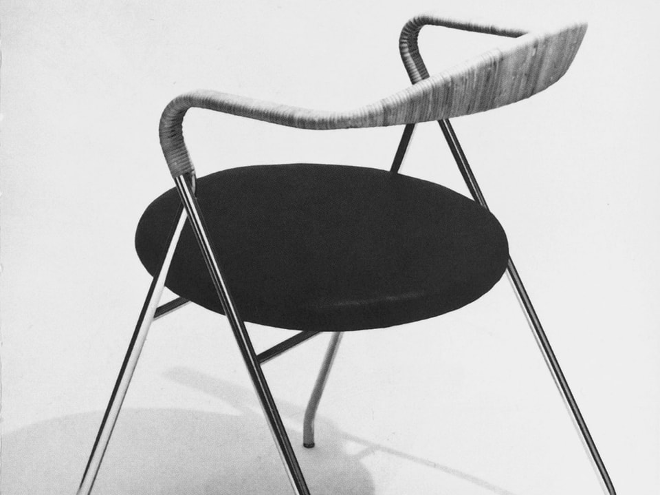 Schlichter Stuhl aus Holz und Metall.