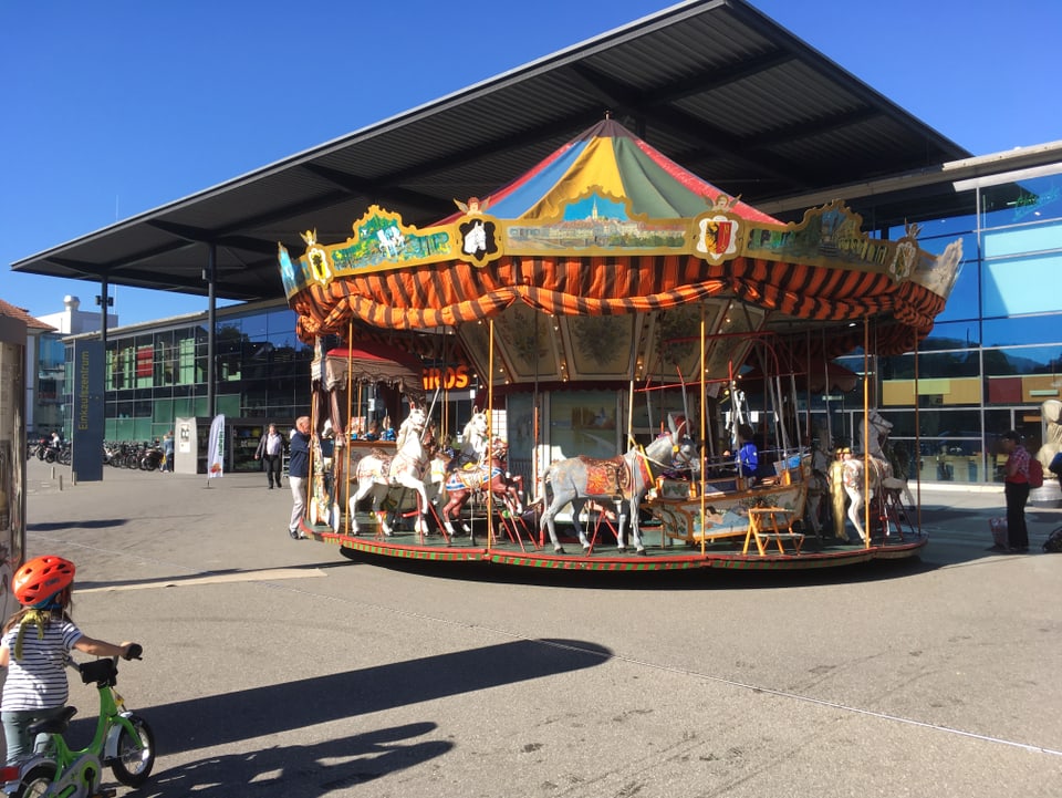 Rösslispiel vor einem Einkaufszentrum in Köniz