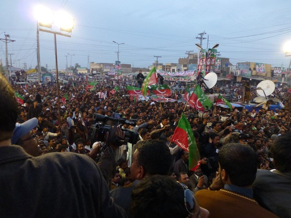 Zehntausende kommen zu den Veranstaltungen von Imran Khan.