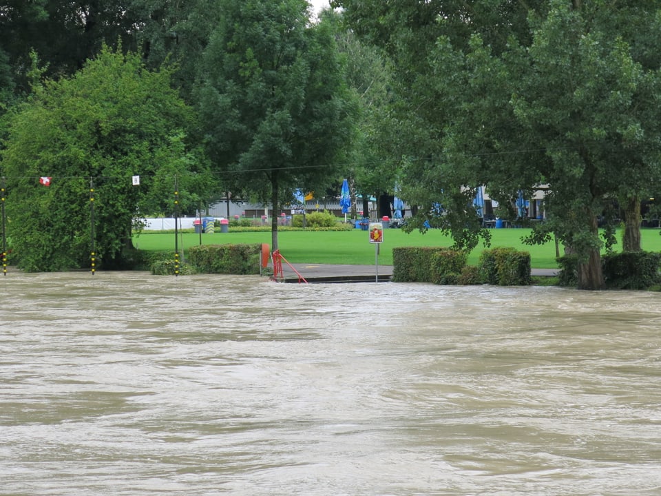 Im Vordergrund die Aare, im Hintergrund eine Treppe zum Marzilibad.