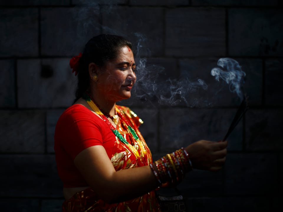 Hindui-Frau beim Gebet