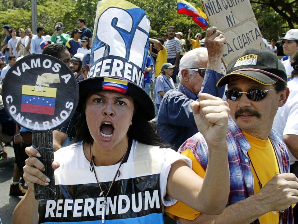 Eine Anhängerin der Opposition fordert ein Referendum gegen Chávez.