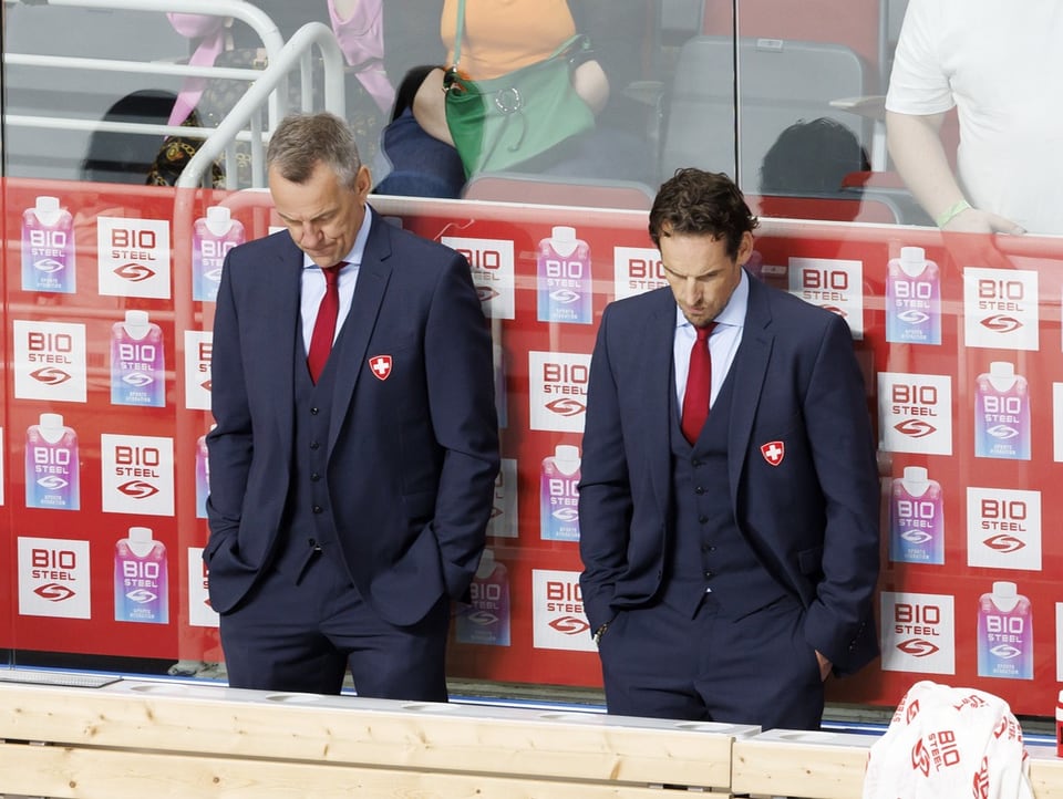Wenn ein Bild mehr als tausend Worte spricht Headcoach Patrick Fischer und Assistent Tommy Albelin mit gesenkten Köpfen.