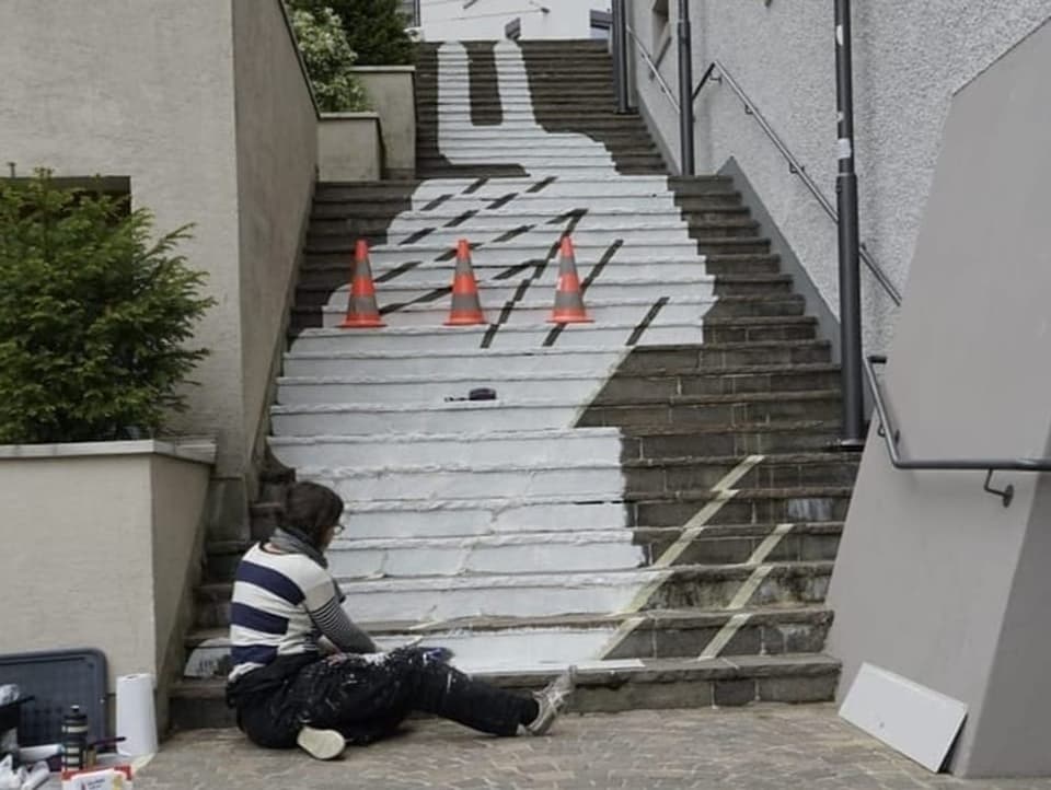 Künstlerin bemalt Treppe
