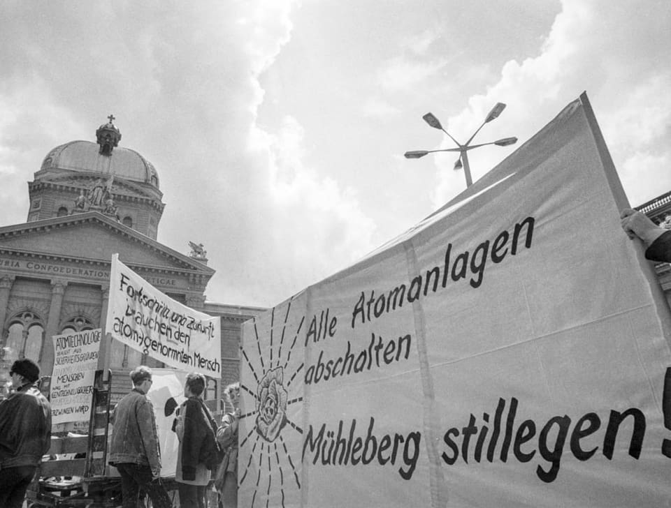 Transparent mit dem Slogan "Alle Atomanlagen abschalten - Muehleberg stilllegen", aufgenommen am 30. August 1986 an der Anti-AKW-Demonstration in Bern. 