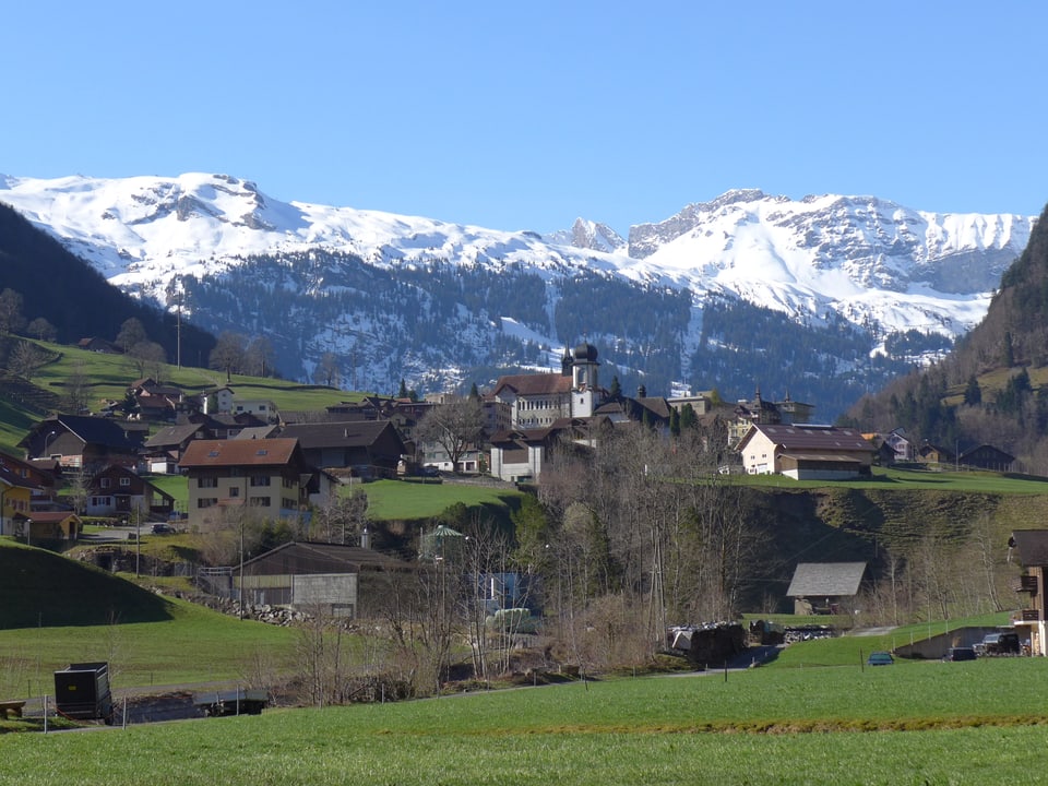 Bild des Ortes Melchtal mit Bergpanorama im Hintergrund.