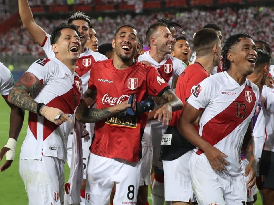 Peruanische Fussballer jubeln nach dem Schlusspfiff.