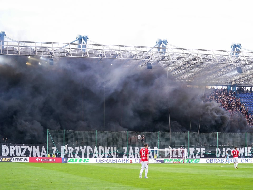 Schwarze Rauchwand im Krakauer Stadion.