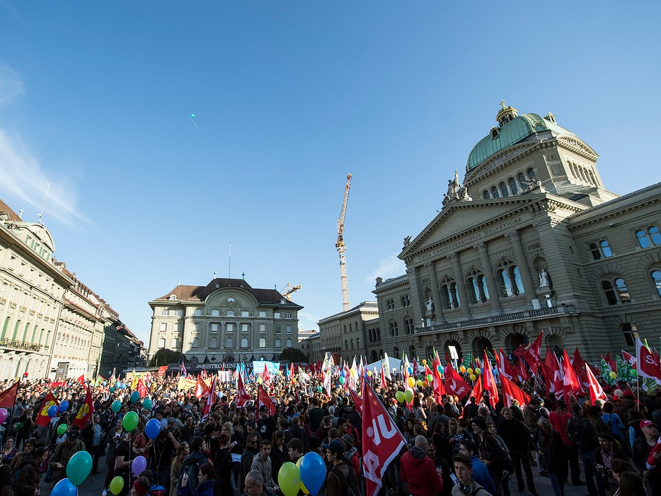 Ecopop-Gegner demonstrieren in Bern