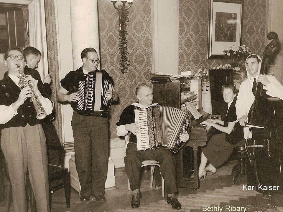 Jost Ribary senior spielt mit Ernst Kuratli, Albert Hagen, Bethly Ribary und Kari Kaiser in einem Lokal.