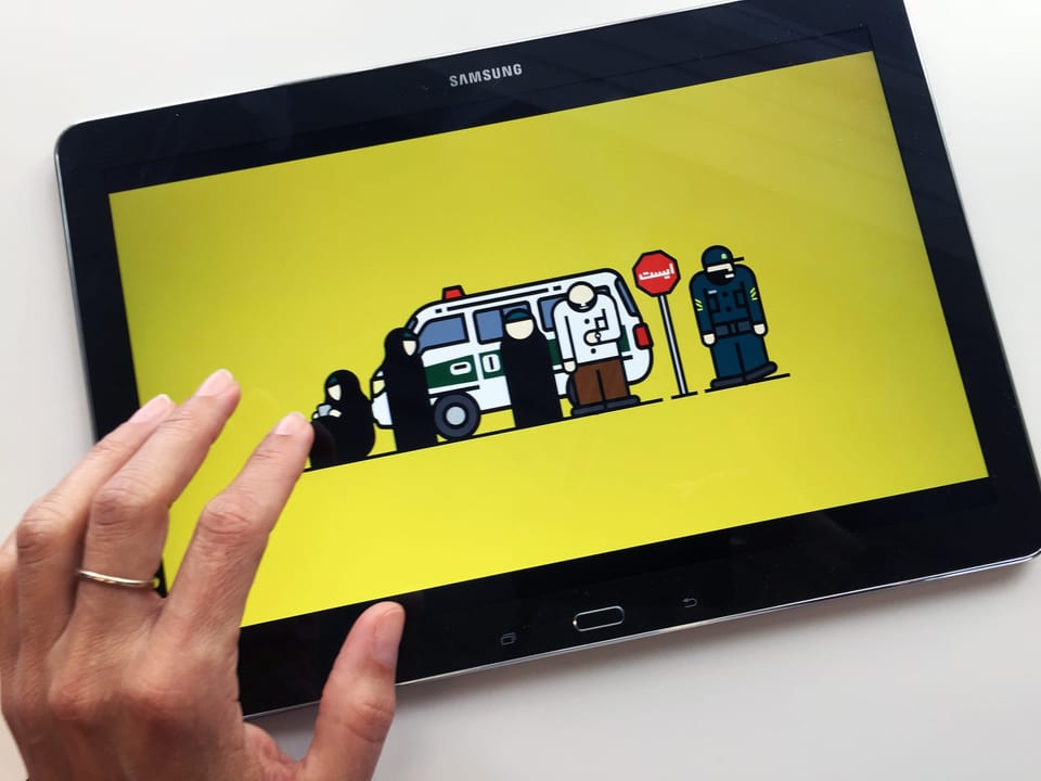 Eine Hand vor einem Tablet. Auf dem Tablet die grafische Darstellung mehrerer verschleierter Personen und eines Autos auf gelbem Grund.