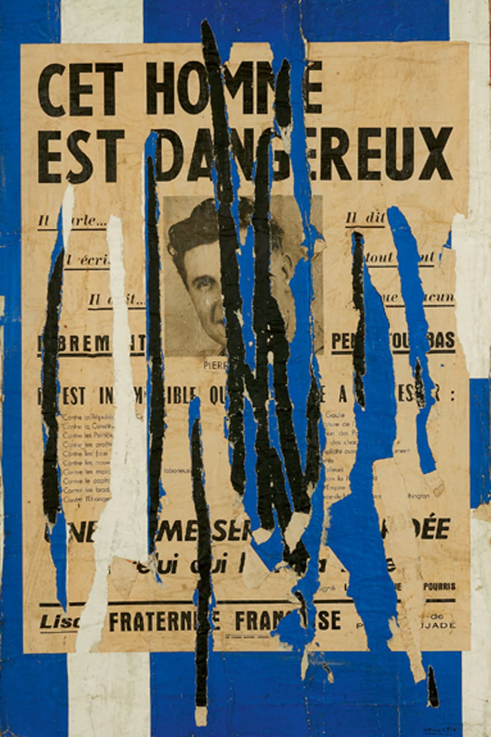 Auf blauem Hintergrund prangt ein zerrissenes Plakat, auf dem «Cet homme est dangereux» steht.