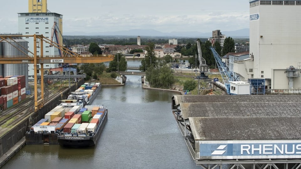 Auf dem Rhein sollen Schiffe mit Wasserstoff Güter transportieren 2 Blick auf den Basler Hafen