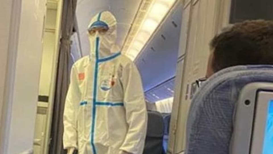 Ein Besatzungsmitglied des Air-China-Flugs, der den Bob-Tross nach Peking brachte.