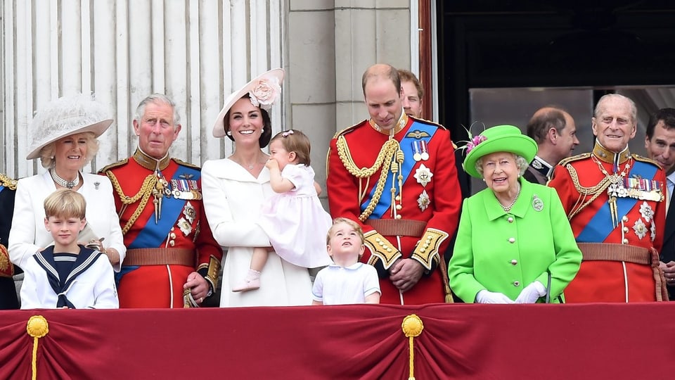 Die ganze britische Königsfamilie steht auf einem Balkon