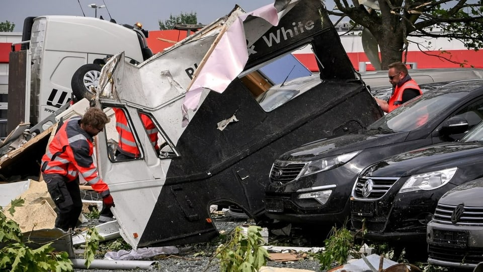 Trümmer und beschädigte Autos nach den Unwettern in Paderborn (21.5.2022). 
