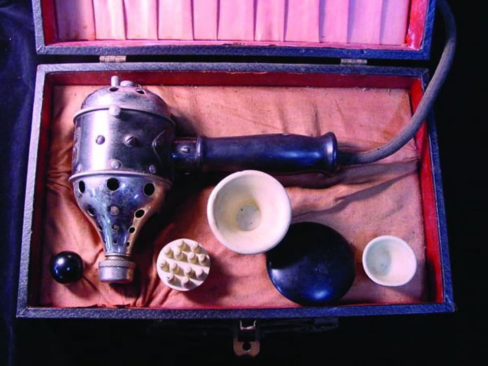 Der Vibrator mit verschiedenen Aufsätzen in einem Koffer.