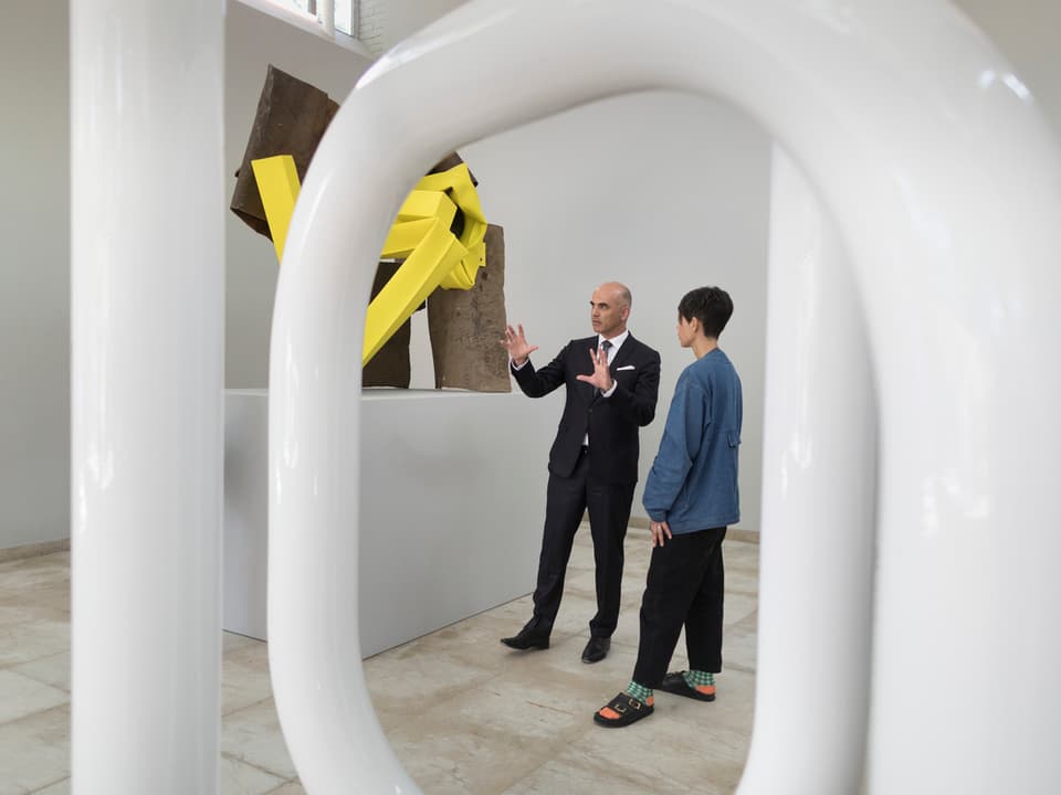 Innenminister Alain Berset unterhält sich mit der Künstlerin Carol Bove im Schweizer Pavillon in Venedig.