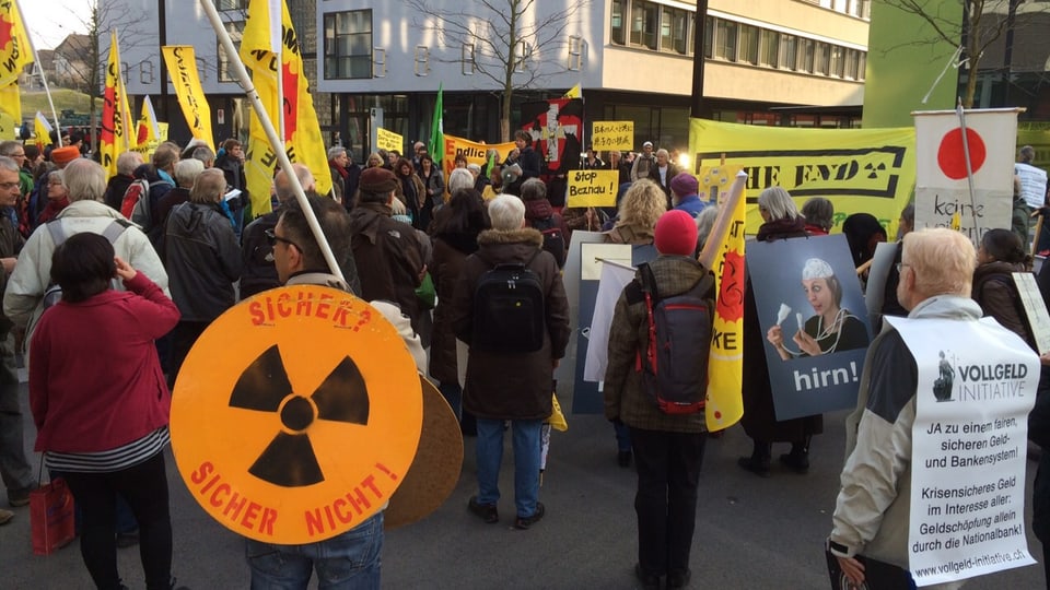 Demonstranten auf dem Brugger Campusplatz