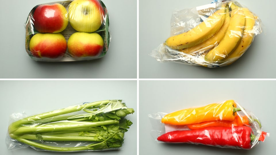 Eine Reihe von plastikverpackten Gemüsesorten.