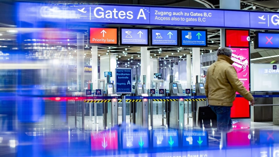 Der geschlossene Eingang zur Sicherheitskontrolle am Flughafen Düsseldorf.