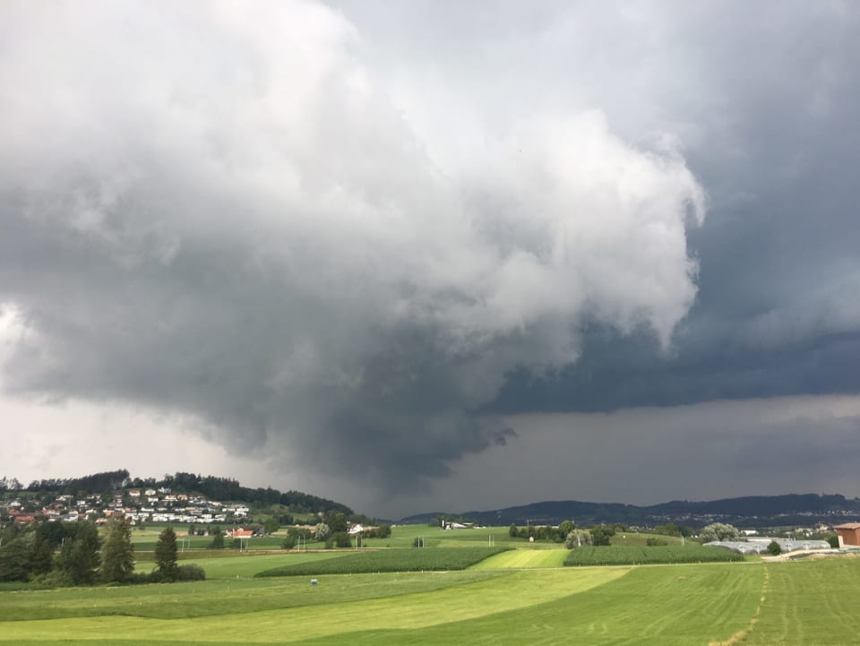 12. Juli Gewitterwolke über einer ländlichen Gegend.