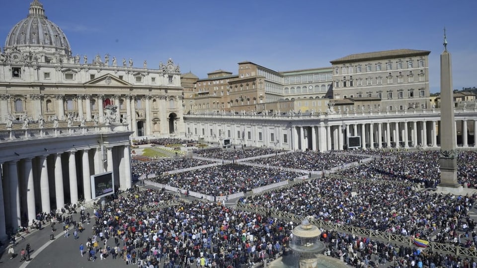 Gläubige nehmen an der Ostermesse auf dem Petersplatz in Rom teil. 