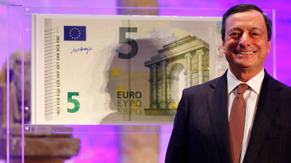 Mario Draghi präsentiert den neuen Euro-Geldschein