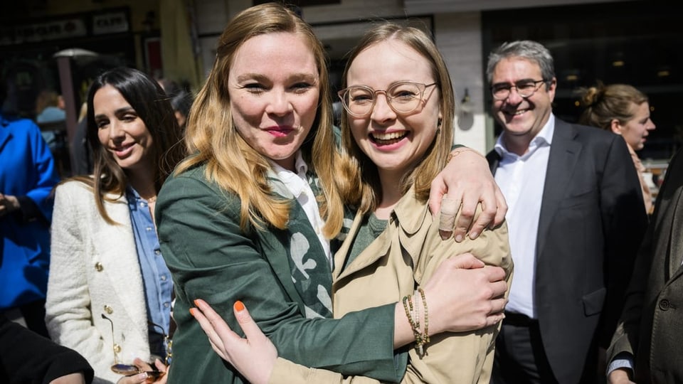 Valérie und Laura Dittli halten sich in den Armen.